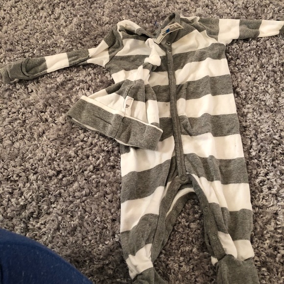 Infant Burt’s Bee sleeper with hat - Picture 2 of 5